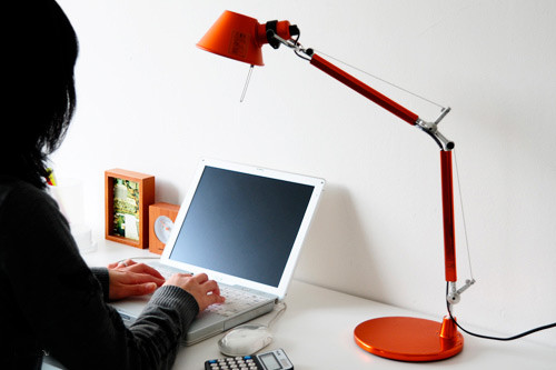 Настольная лампа оранжевая A011860 Artemide — фото 6